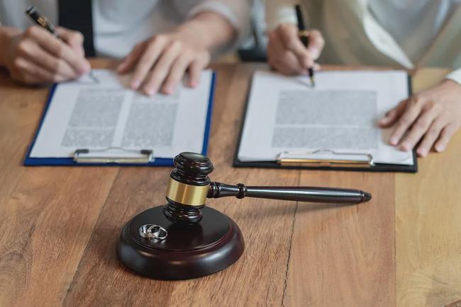 離婚協(xié)議中可以讓對方凈身出戶嗎？